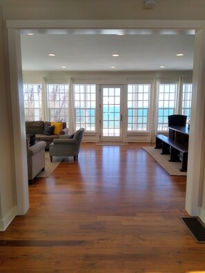 Interior - PLEASANT VIEW-South Haven LAKEFRONT with Private Beach-Decks-Patio-Firepit-Swing (South Haven)