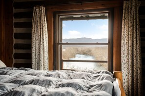 2 bedrooms, WiFi, bed sheets - Log Cabin with a spectacular view of the Shenandoah River and the Massanutten Mo (Front Royal)