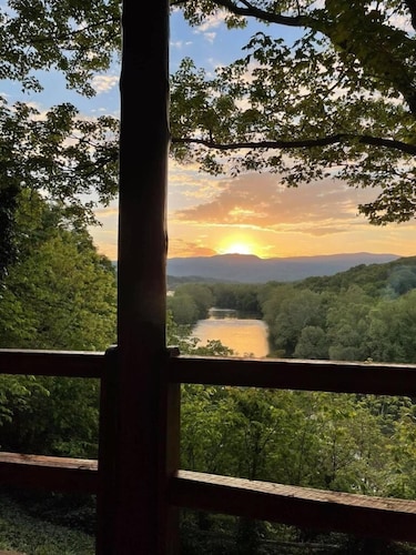 Log Cabin with a spectacular view of the Shenandoah River and the Massanutten Mo