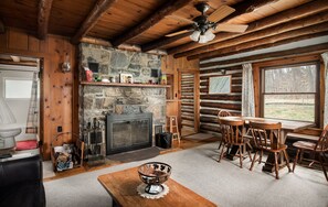 Interior - Log Cabin with a spectacular view of the Shenandoah River and the Massanutten Mo (Front Royal)