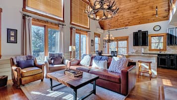 Una Smart TV, una chimenea, un reproductor de DVD