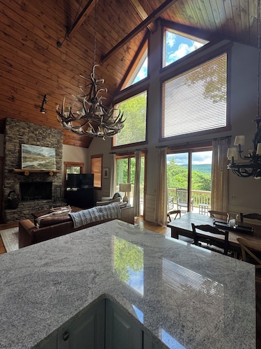 Custom Built Mountain Home on 4 Acres - 5 Miles from Old Edwards Inn