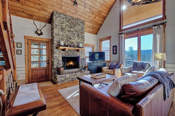 Smart TV, fireplace, DVD player, stereo - Custom Built Mountain Home on 4 Acres - 5 Miles from Old Edwards Inn (Highlands)