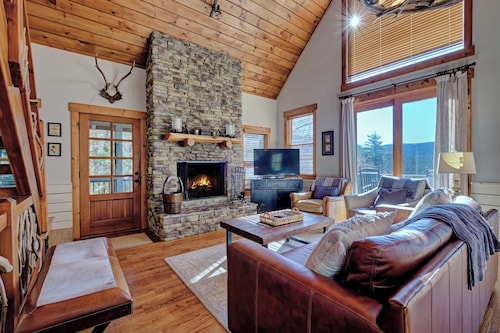 Custom Built Mountain Home on 4 Acres - 5 Miles from Old Edwards Inn