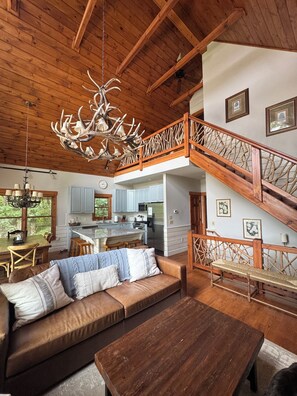 Smart TV, fireplace, DVD player, stereo - Custom Built Mountain Home on 4 Acres - 5 Miles from Old Edwards Inn (Highlands)