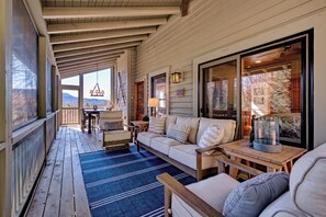 Smart TV, fireplace, DVD player, stereo - Custom Built Mountain Home on 4 Acres - 5 Miles from Old Edwards Inn (Highlands)