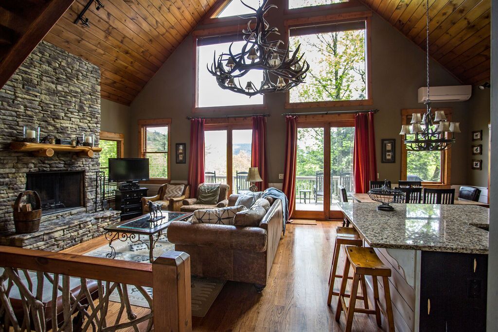 Smart TV, fireplace, DVD player, stereo