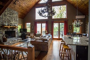 Smart TV, fireplace, DVD player, stereo - Custom Built Mountain Home on 4 Acres - 5 Miles from Old Edwards Inn (Highlands)