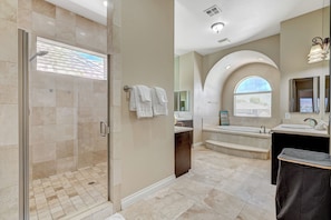 Combined shower/tub, jetted tub, hair dryer, towels
