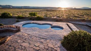 Utomhuspool och uppvärmd pool