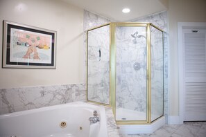 Bathtub, hair dryer, towels, toilet paper - Caribe D903 Luxury Condo- Amazing Views, Lazy River, Pools & Beach Access (Orange Beach)