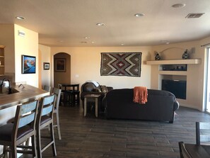 Smart TV, Netflix, Hulu, DVD player