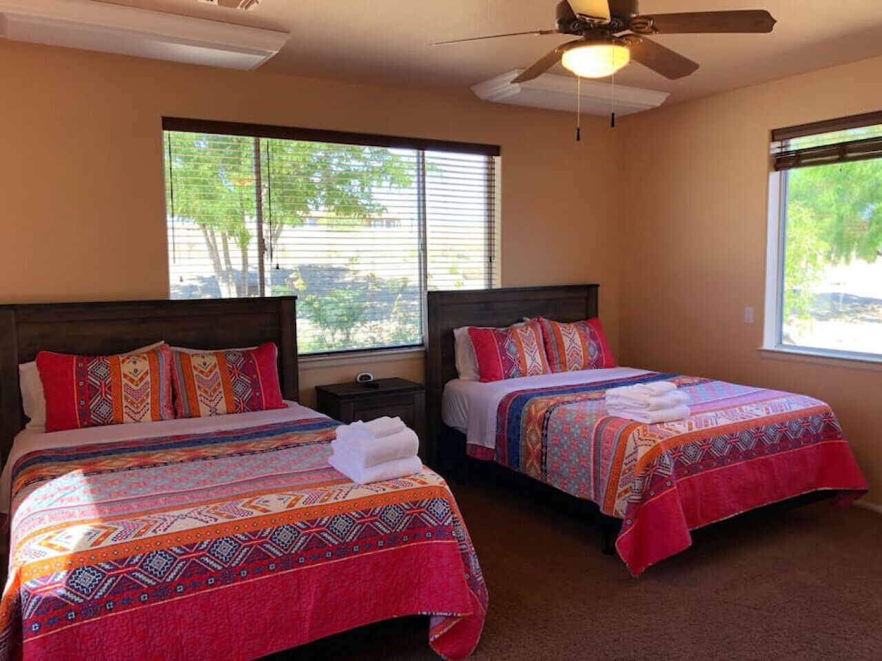 4 室のベッドルーム、デスク、アイロン / アイロン台、旅行用ベビーベッド