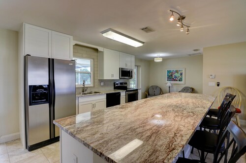 Nueva piscina del sistema de sal, recientemente remodelada, gran canal, playa y bicicletas 