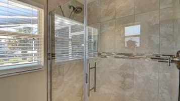Douche, sĂšche-cheveux, serviettes fournies, papier toilette