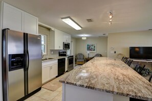 Fridge, microwave, oven, stovetop - Enjoy a 3-bedroom vacation home in Yacht Club. Perfect home for family! (Cape Coral)