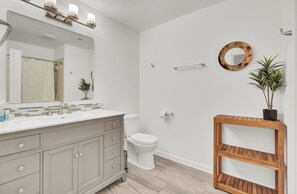 Combined shower/bathtub, hair dryer, towels