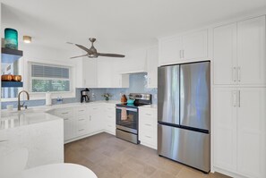 Frigorífico, microondas, horno y placa de cocina