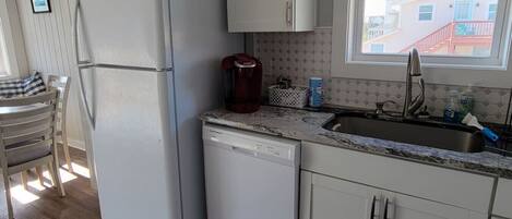 Frigorífico, microondas, horno y placa de cocina