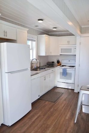 Wasserkocher mit Kaffee-/Teezubehör, Kühlschrank, Mikrowelle, Ofen