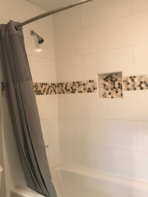 Combined shower/bathtub, hair dryer - Oceanfront Townhouse steps to the Beach (Atlantic Beach)