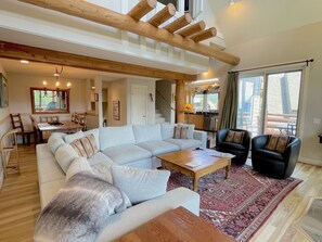 Smart TV, fireplace, books, stereo