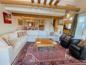 Smart-TV, peis, bøker og stereoanlegg