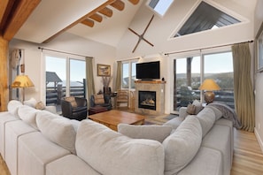 Smart-tv, een open haard, boeken en een stereo