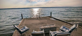 Spektakulær utsikt over innsjøen .. Kjæledyrvennlig..Lake Front Cottage med Guest Studio