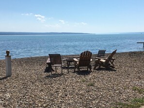 På stranden, liggestole, badehåndklæder