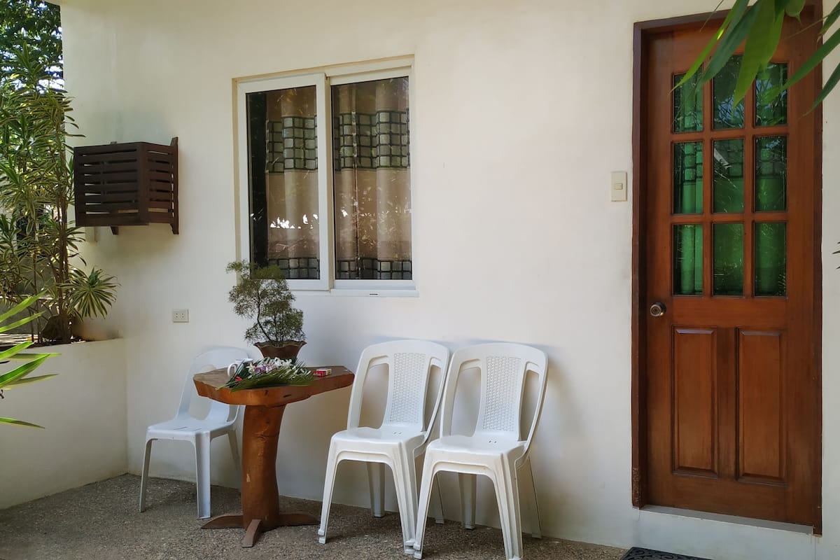 Standard Room, 1 Queen Bed, Garden View, Garden Area | 1 bedroom, WiFi (free), bed sheets