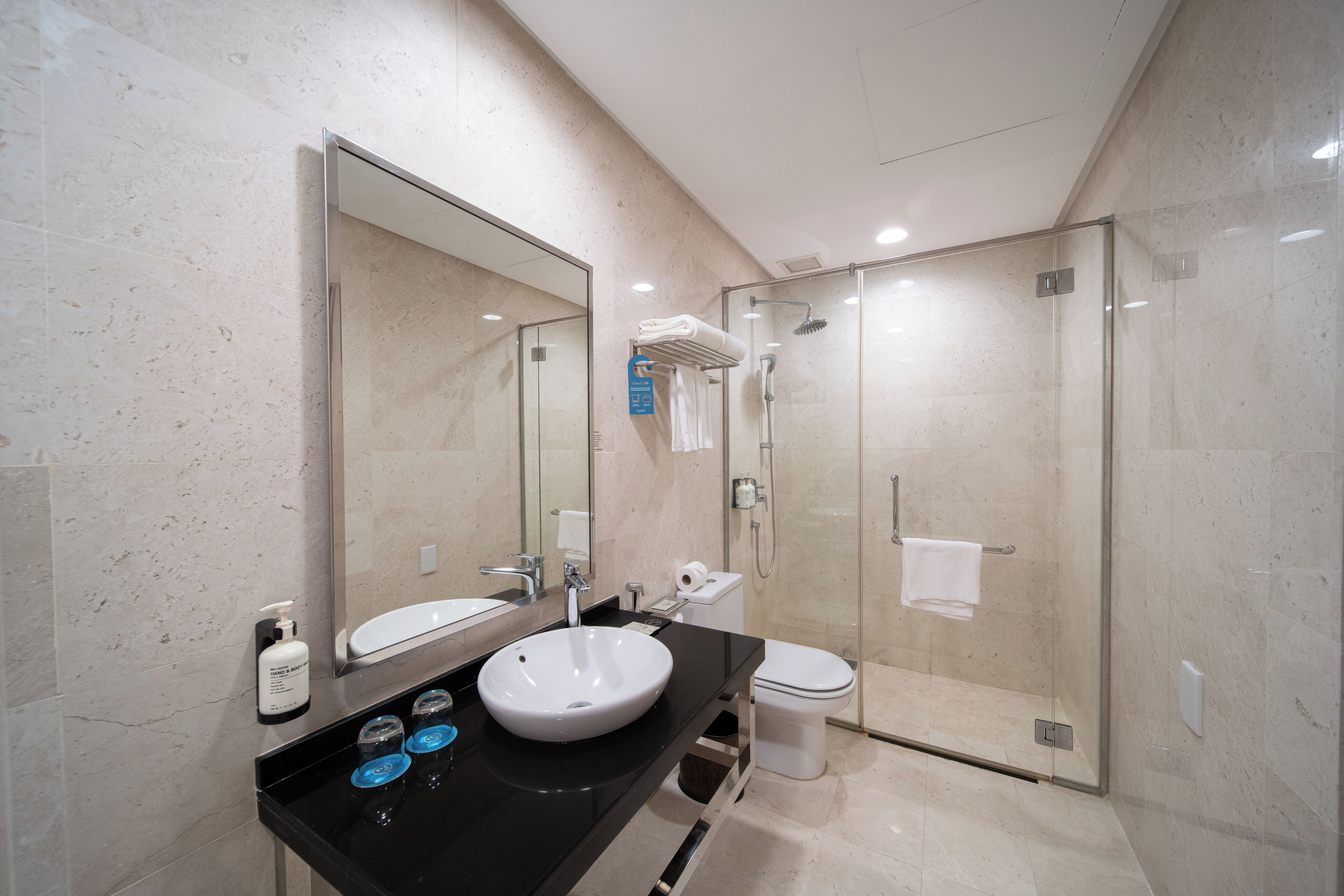 shower, rainfall showerhead, free toiletries, towels