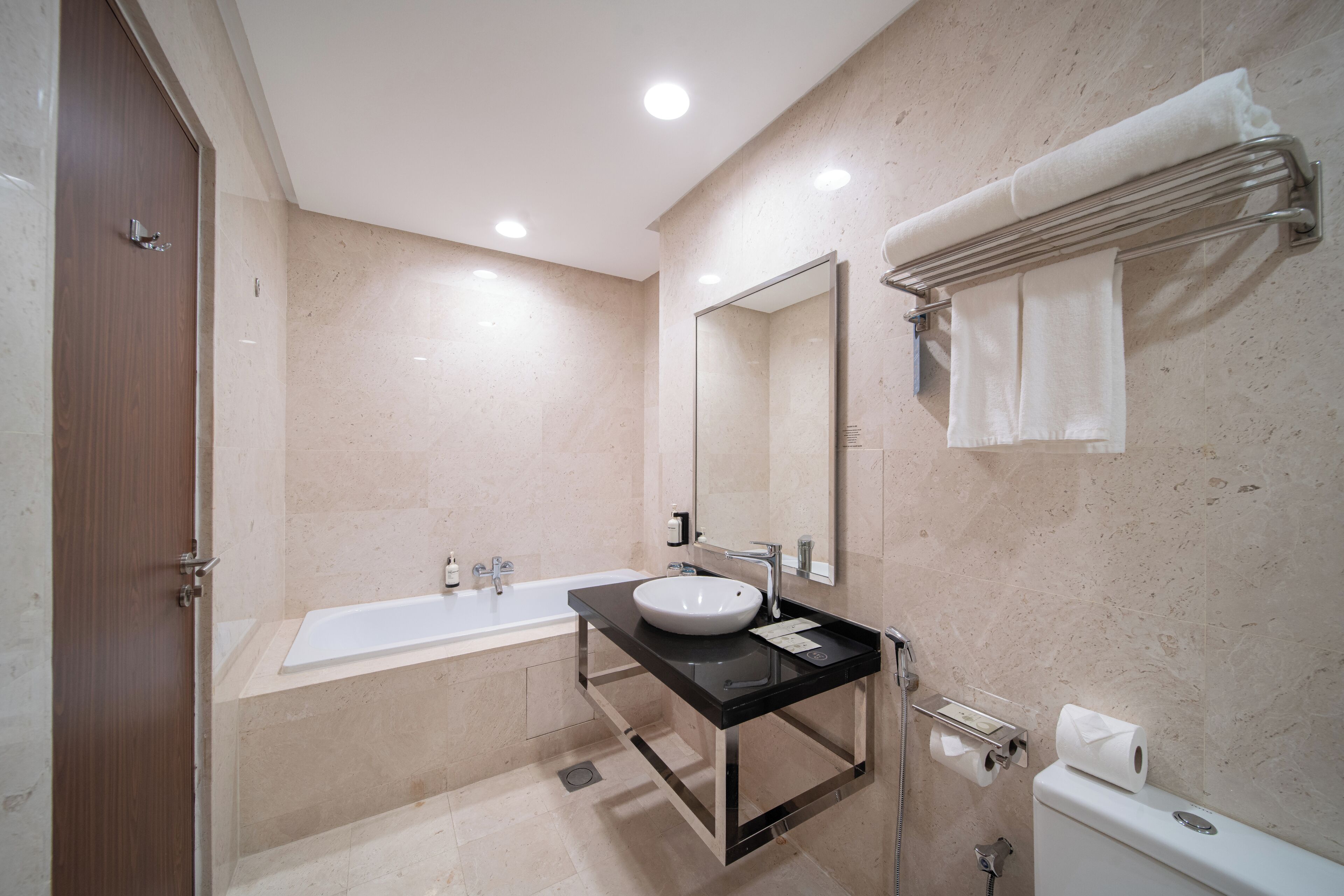 shower, rainfall showerhead, free toiletries, towels