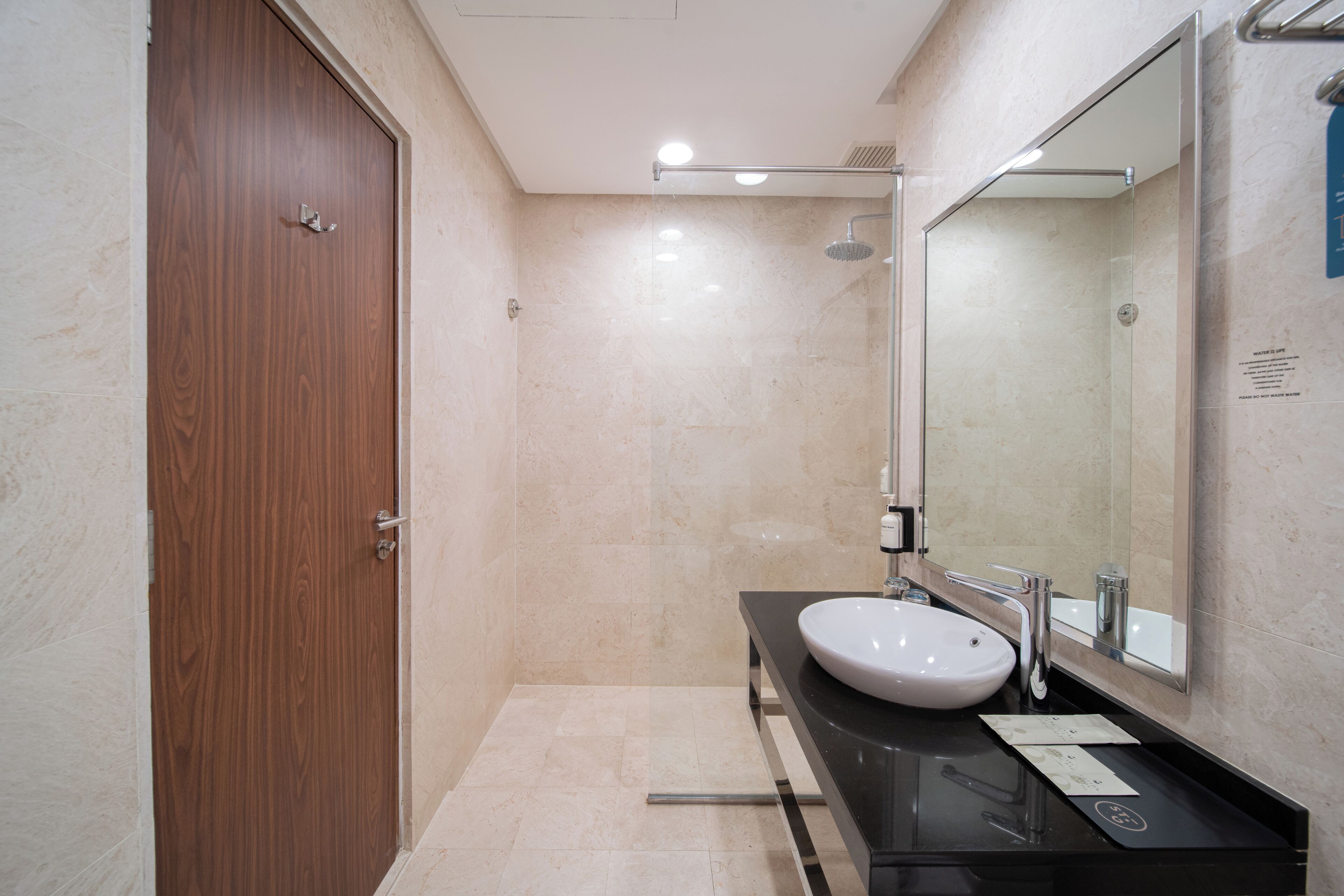 shower, rainfall showerhead, free toiletries, towels