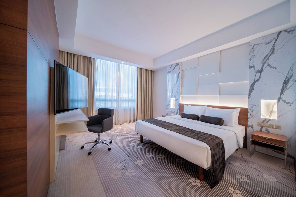 Premium bedding, down duvets, minibar, in-room safe