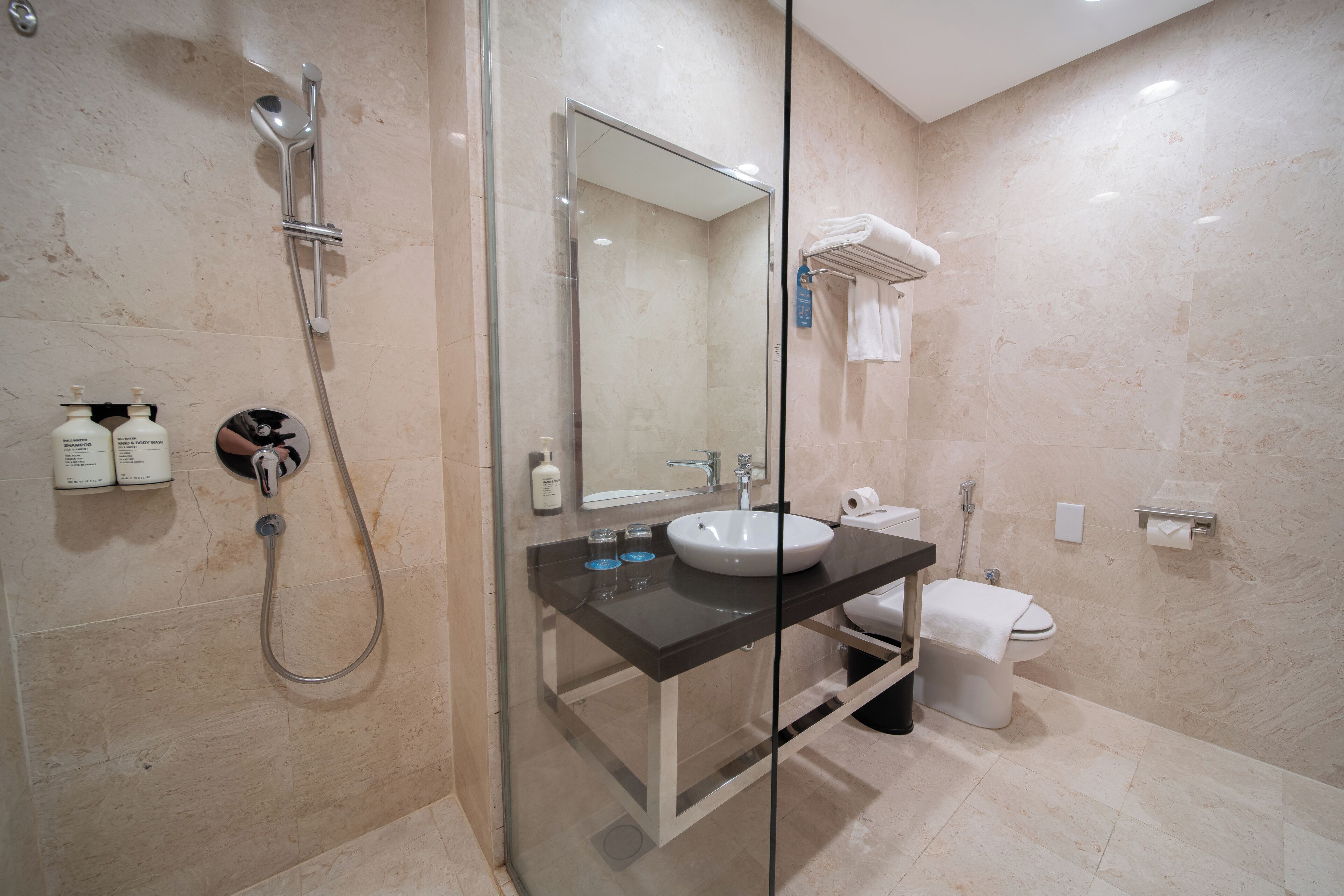 shower, rainfall showerhead, free toiletries, towels