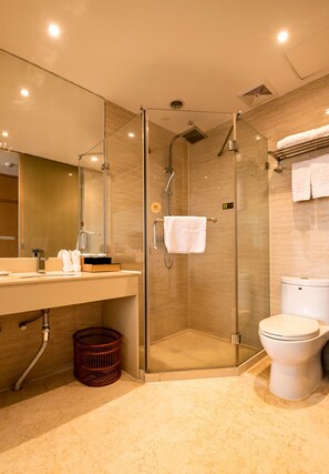 Kamar Double Standar | Kamar mandi | Shower, perlengkapan mandi gratis, pengering rambut, dan sandal