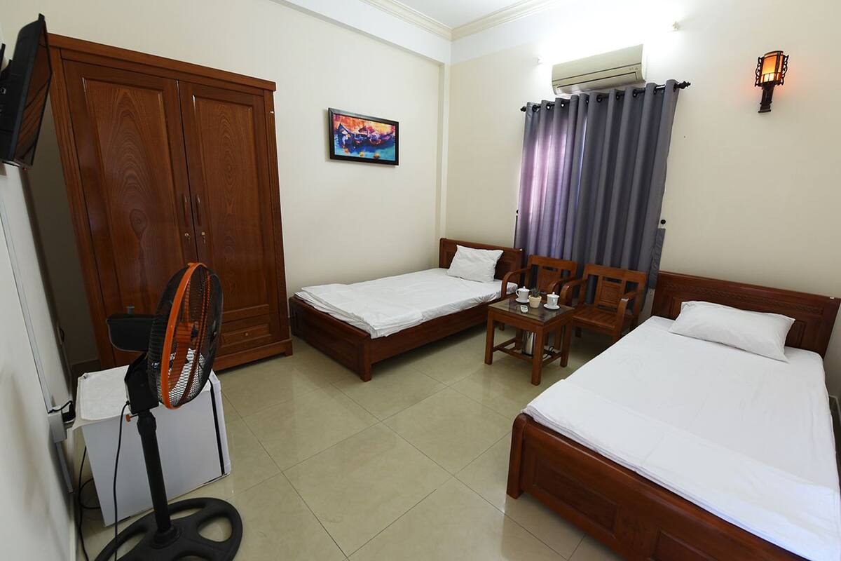 Twin Room | Minibar, desk, WiFi (free), bed sheets