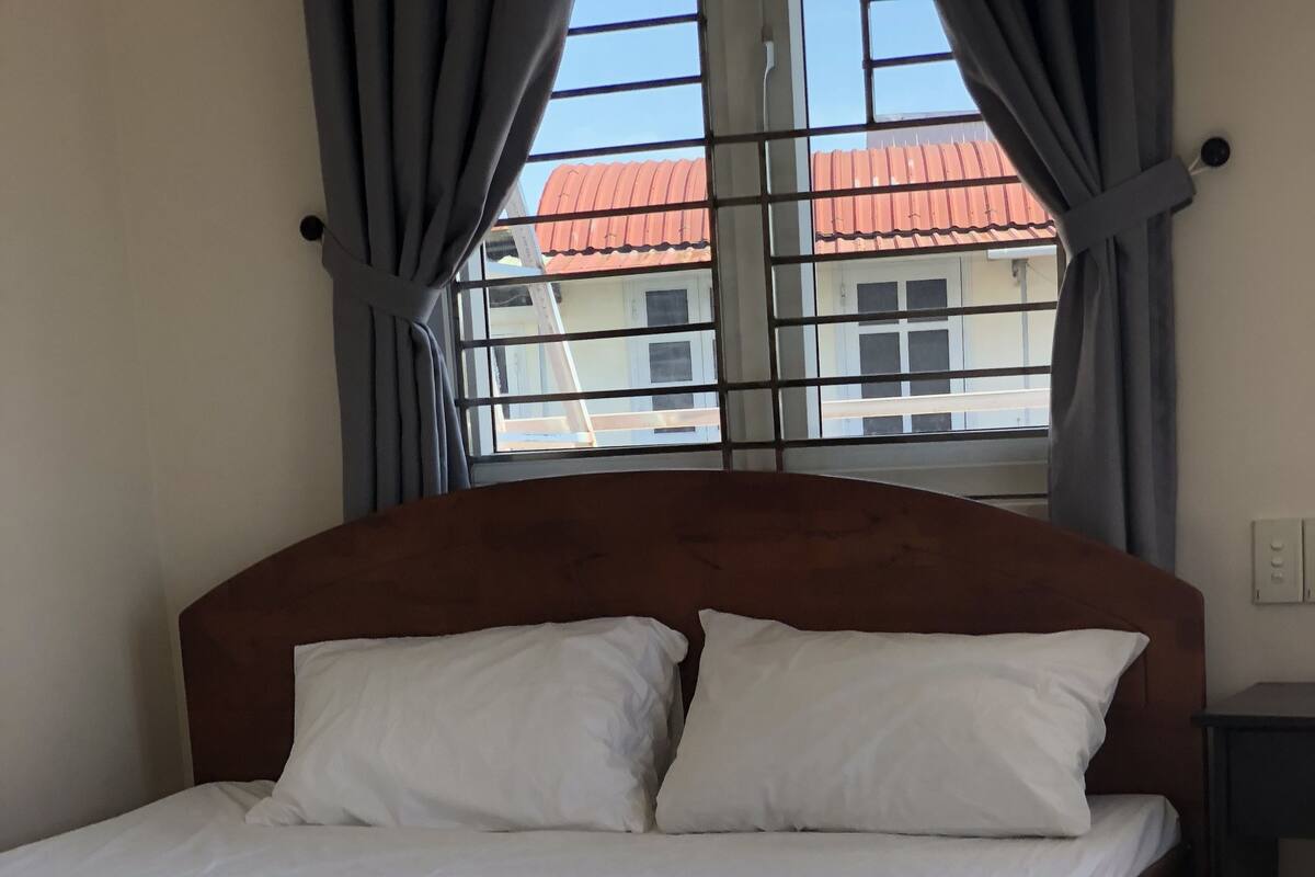 Minibar, desk, WiFi (free), bed sheets