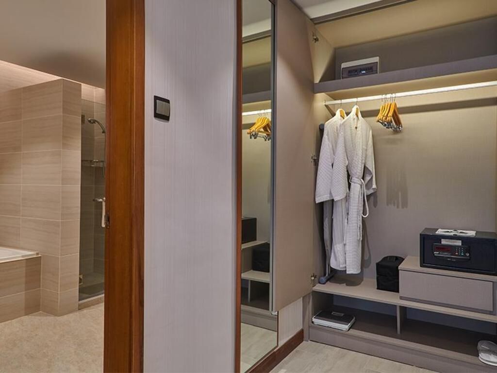 Bathroom | Shower, free toiletries, towels