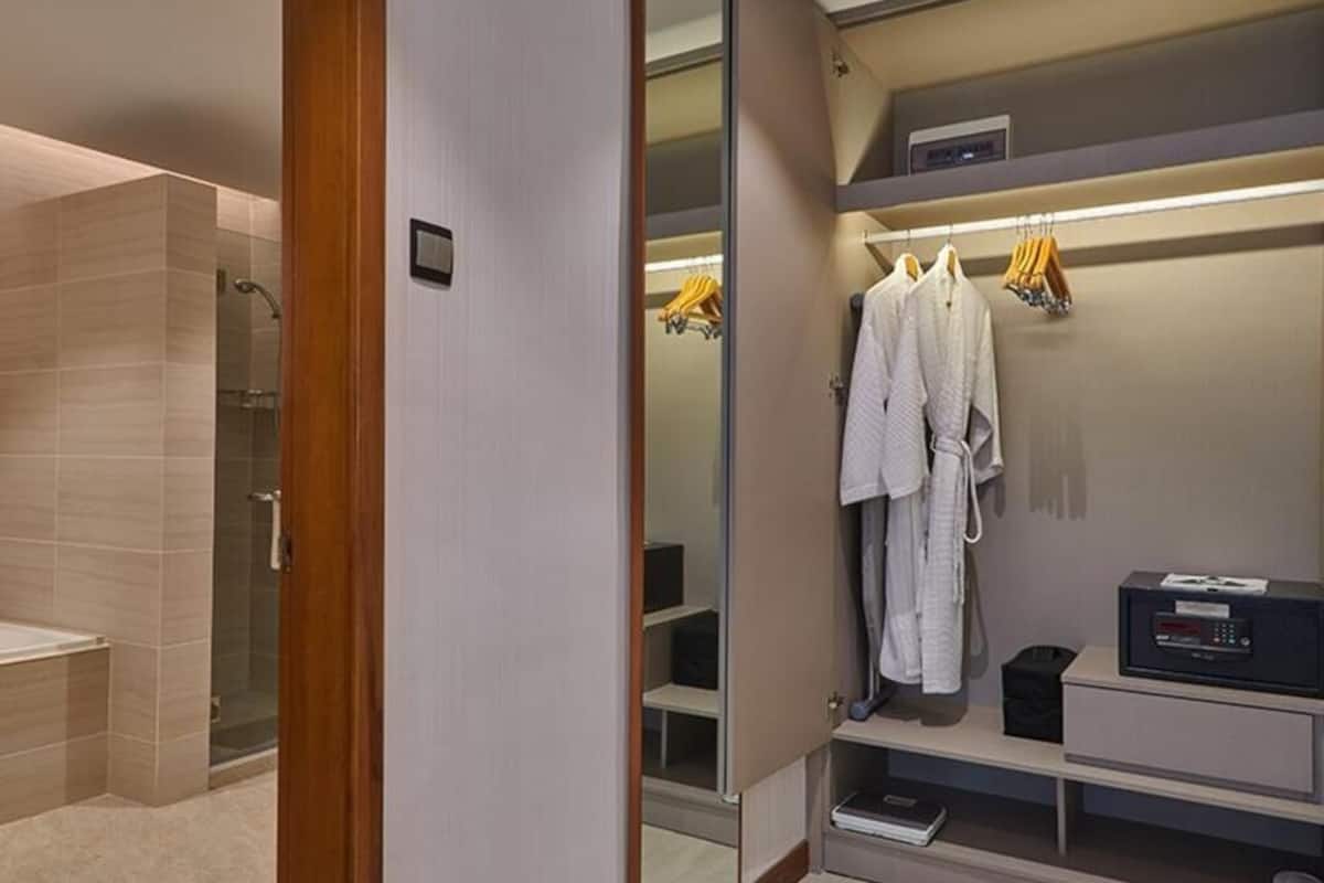 Bathroom | Shower, free toiletries, towels