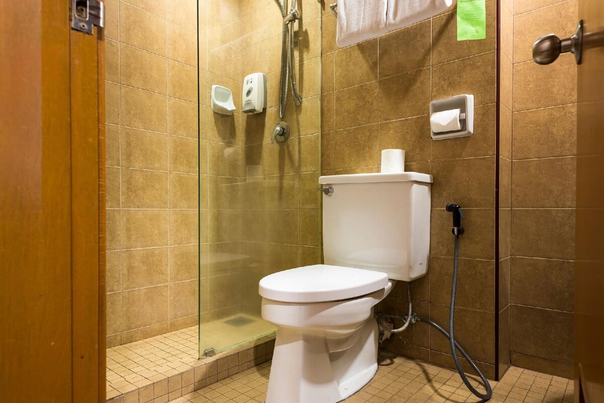 Ducha, artículos de tocador gratuitos, toallas