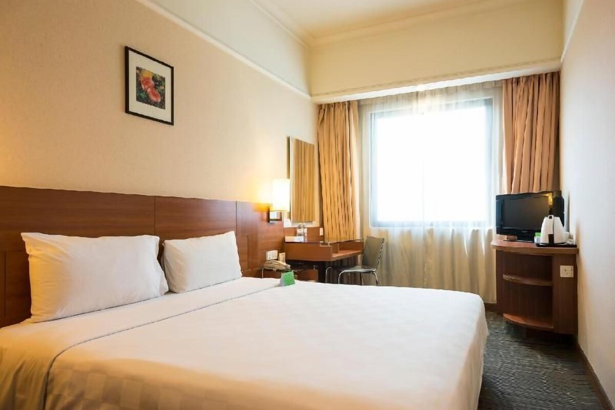 1 kamar tidur, brankas, meja kerja, dan kedap suara