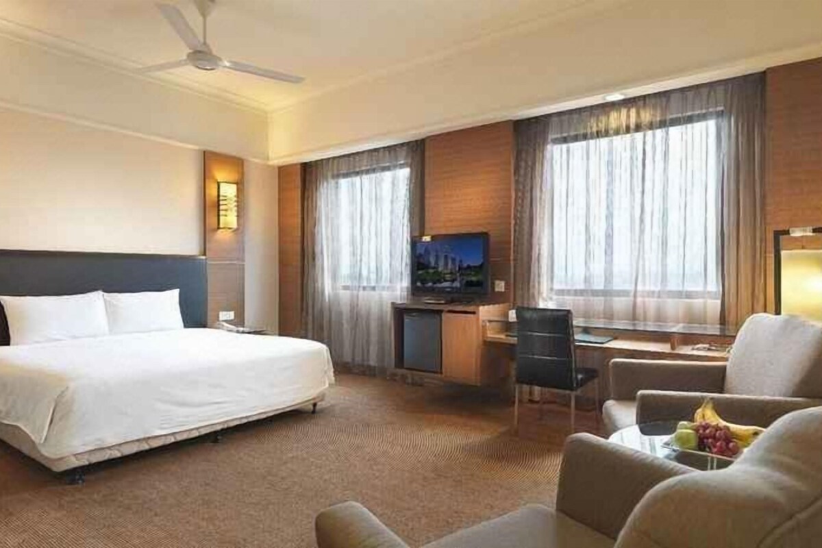 1 kamar tidur, brankas, meja kerja, dan kedap suara