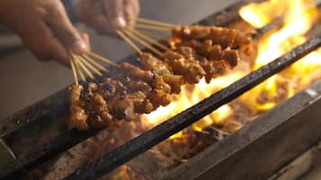 Spiedini di carne cotti alla griglia su fuoco vivo.
