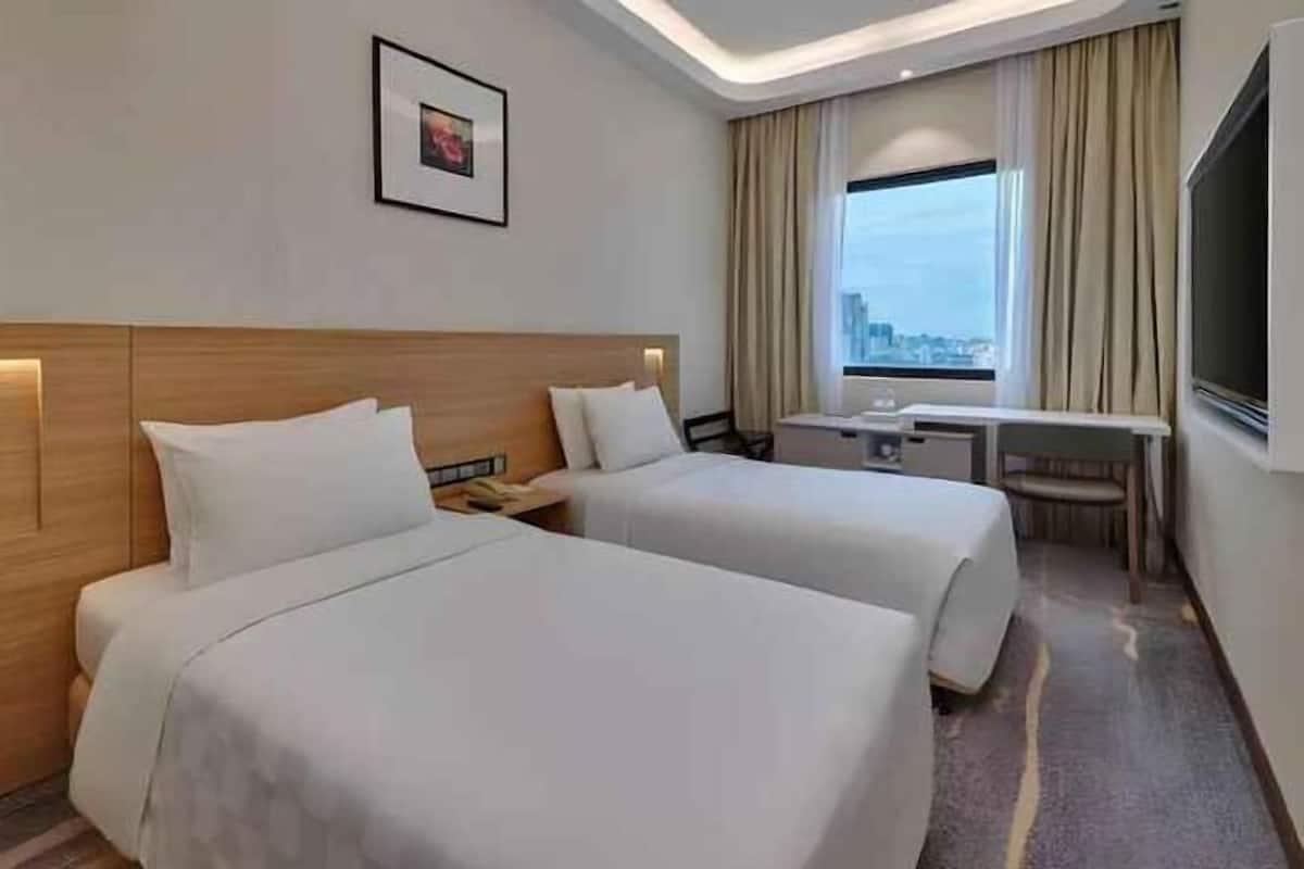 1 bedroom, in-room safe, desk, soundproofing