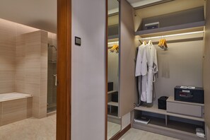 1 Schlafzimmer, Zimmersafe, Schreibtisch, schallisolierte Zimmer