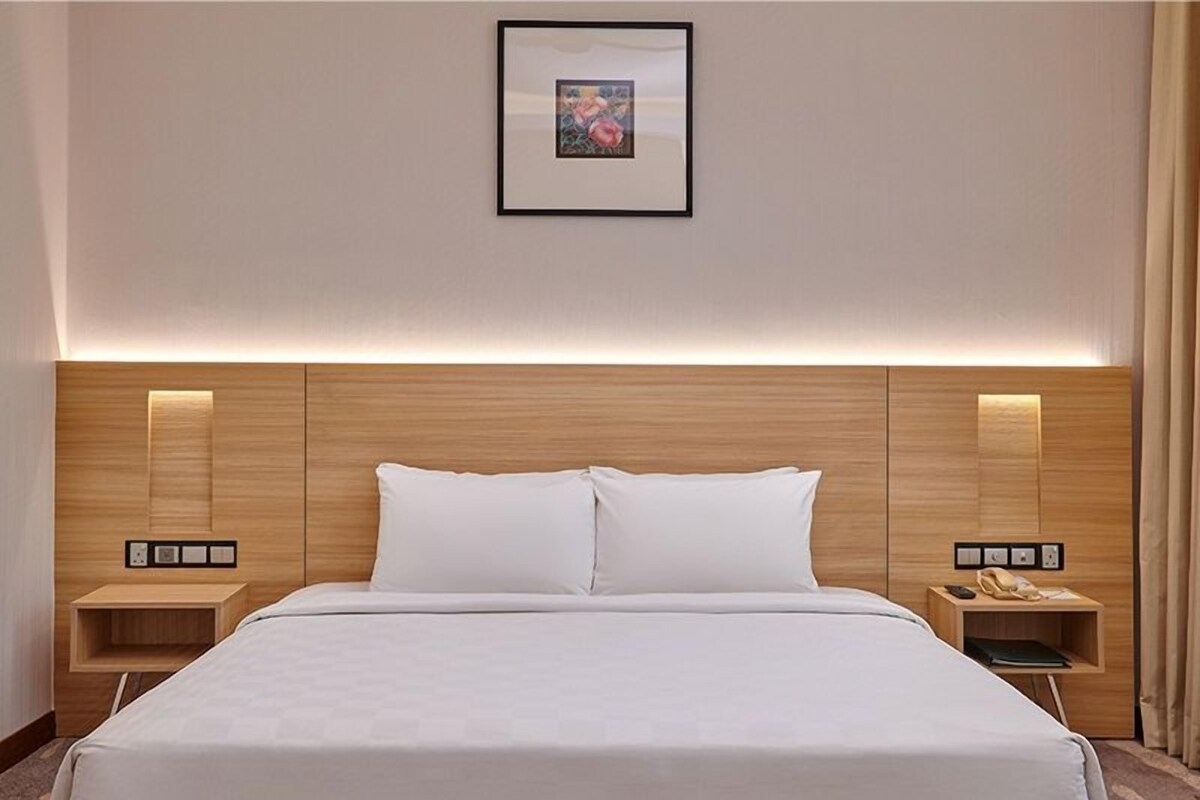 1 kamar tidur, brankas, meja kerja, dan kedap suara
