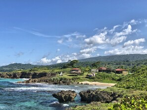 Playa privada, playa de arena blanca y camas de playa gratuitas
