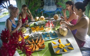 Se sirven desayunos, comidas y cenas con vista a la playa
